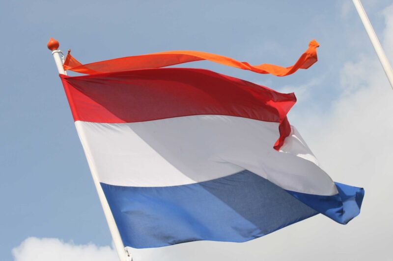 Nationale vlag + oranje wimpel
