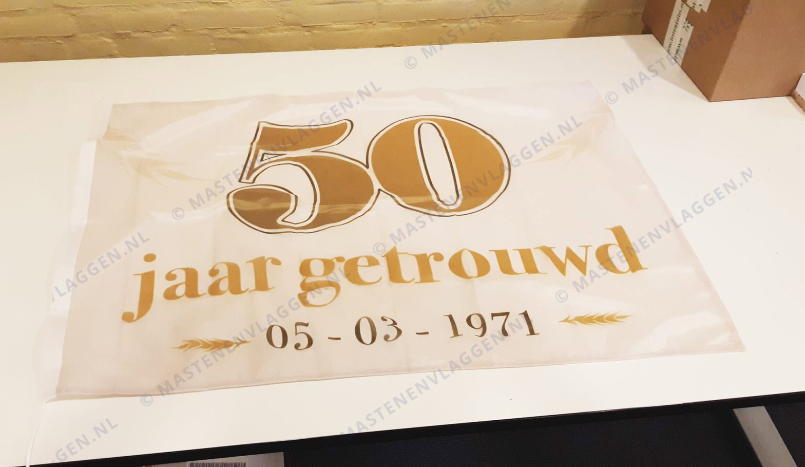 50 jaar getrouwd? Vier uw gouden huwelijk met deze huwelijksvlag!