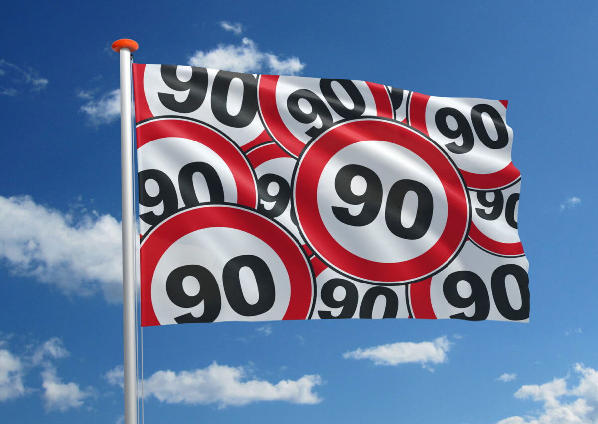 90 jaar geworden? Vier uw verjaardag met deze unieke verjaardagsvlag!